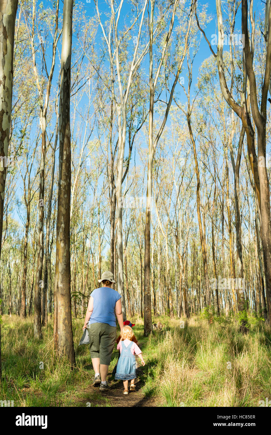 Familienwanderung bonding Mutter Kinder Wald Afrika Stockfoto