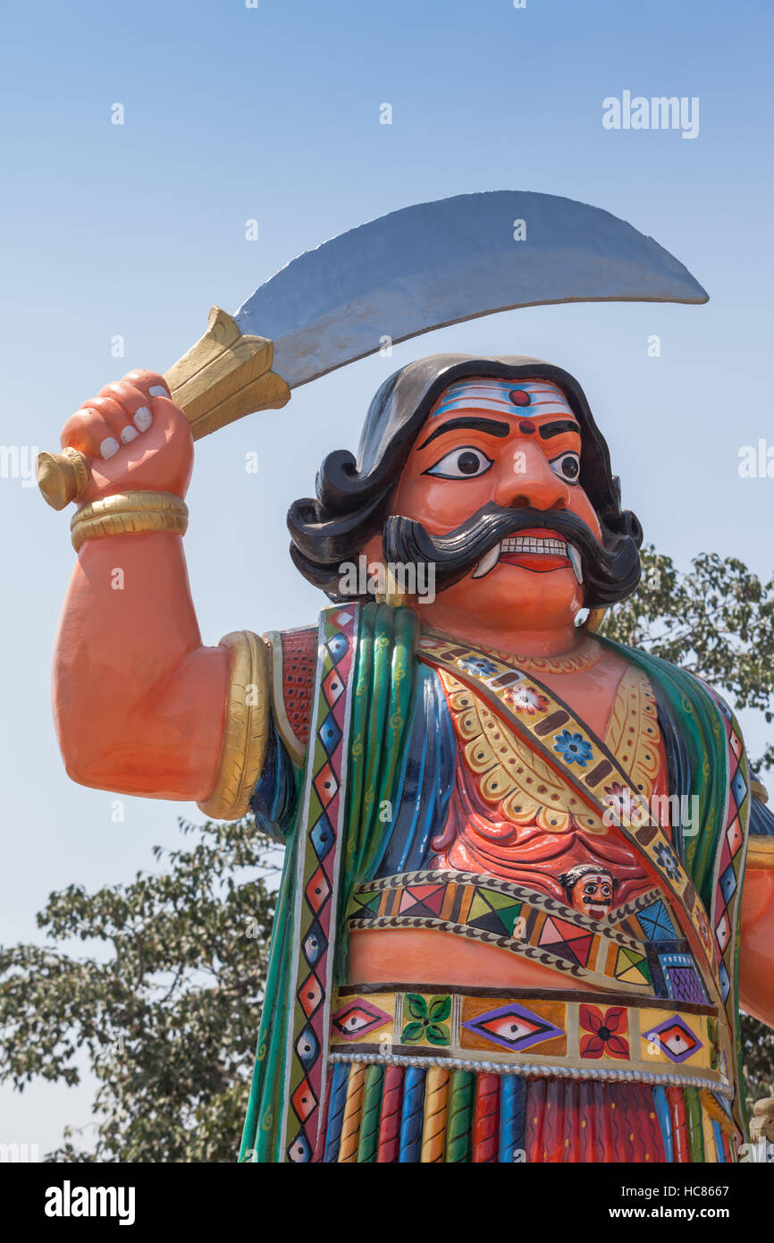 Farbenfrohe Statue, die einen Hindu Gott mit einem Schwert, Indien Stockfoto