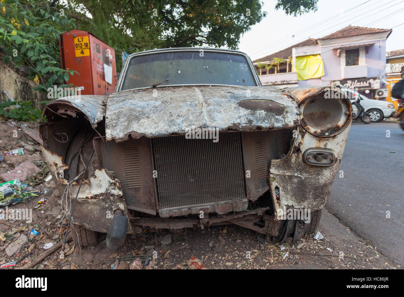 Alten rostigen Auto, verlassenen und von der Scheinwerfer auf der Seite der Straße in Panjim, Goa, Indien abgestreift Stockfoto