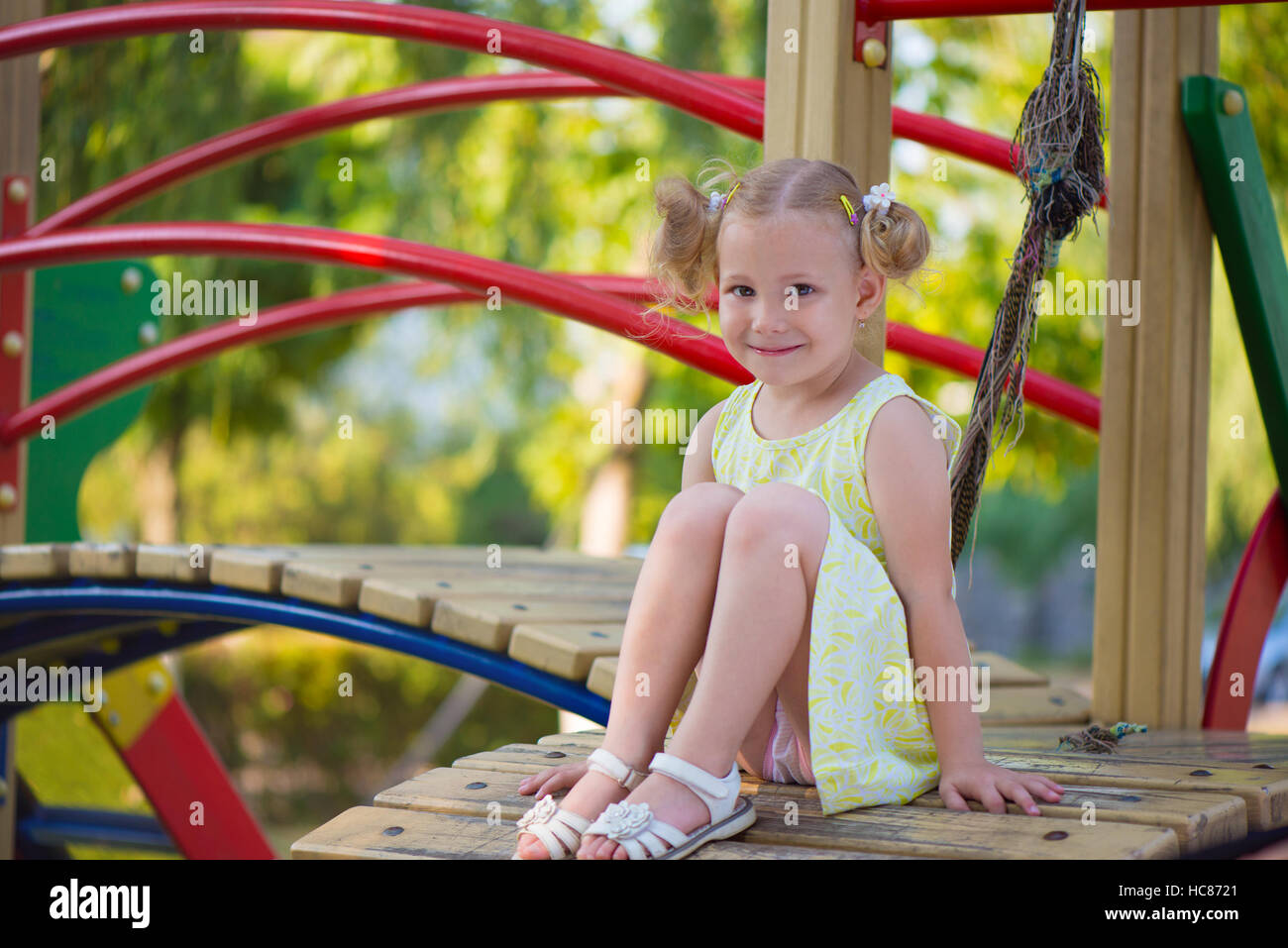 Glücklich Kleine Mädchen Spielen Fröhlich Auf Spielplatz 8101