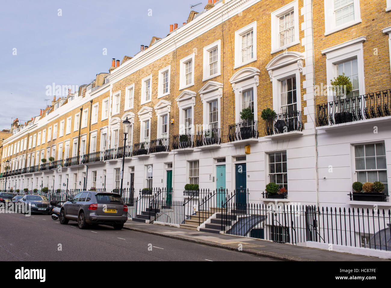 Ansicht eines eleganten Straße im Wohngebiet von Chelsea, London, Großbritannien mit viktorianischen klassische Wohnhäuser und Autos vor ihnen geparkt Stockfoto