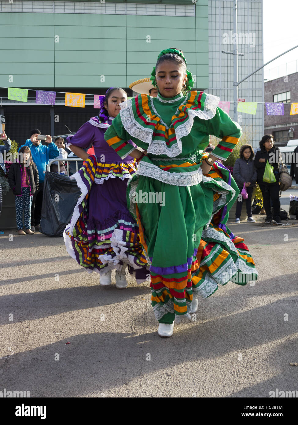 Mexikanische Folklore Tänzer am ersten jährlichen Tag der toten Feier im Kensington Abschnitt von Brooklyn, New York am 30. Oktober 2016. Stockfoto