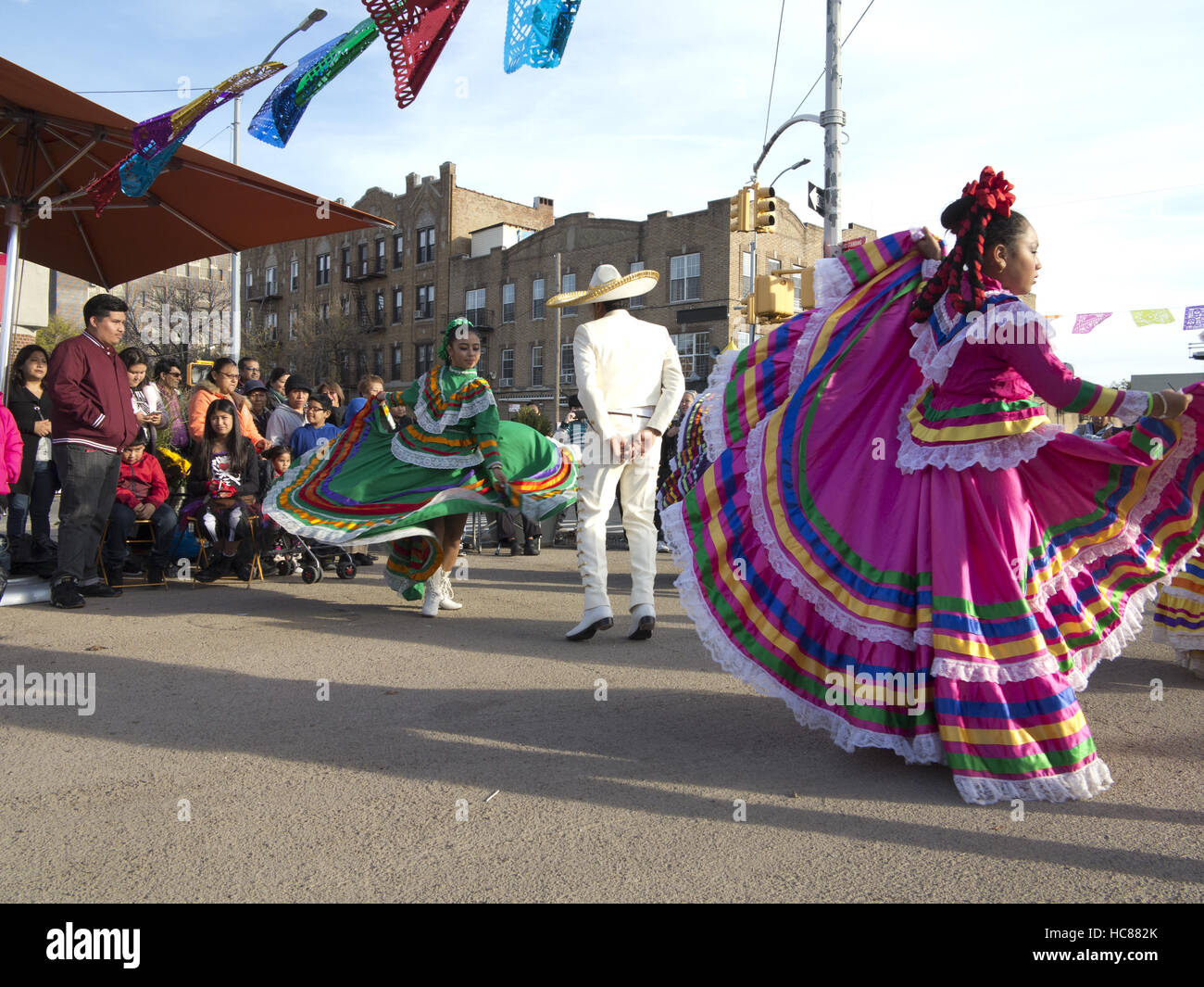 Mexikanische Folklore Tänzer am ersten jährlichen Tag der toten Feier im Kensington Abschnitt von Brooklyn, New York am 30. Oktober 2016. Stockfoto