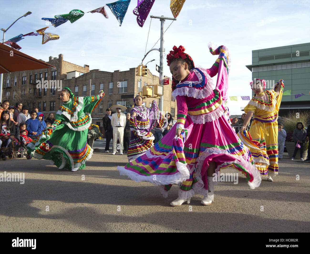 Mexikanische Folklore Tänzer am ersten jährlichen Tag der toten Feier im Kensington Abschnitt von Brooklyn, New York am 30. Oktober 2016. Stockfoto