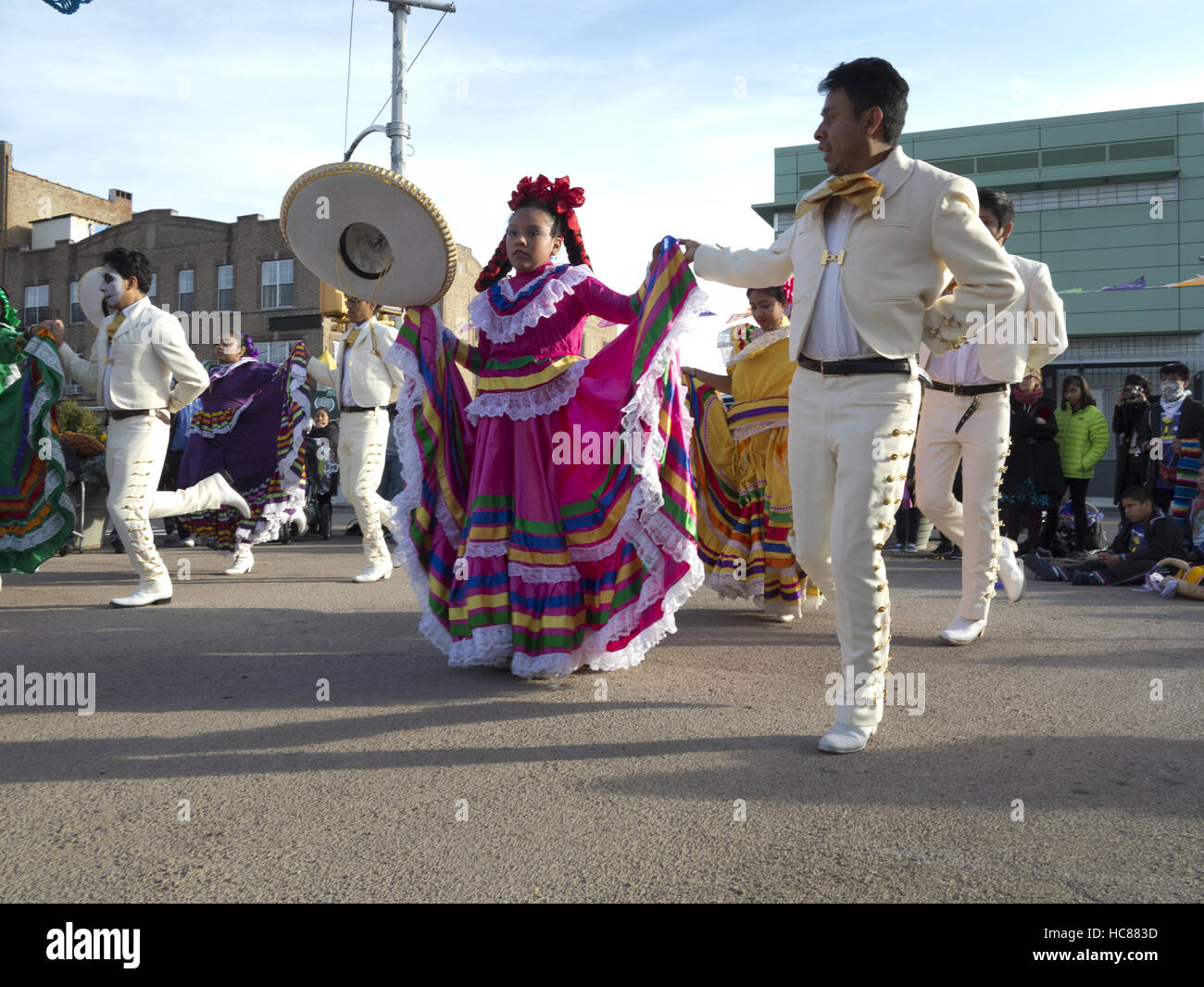Mexikanisch, folkloristische Tänzer der mexikanischen Hut Tanz am ersten Tag der Dead Festival, Brooklyn, NY, Oct.30, 2016. Stockfoto