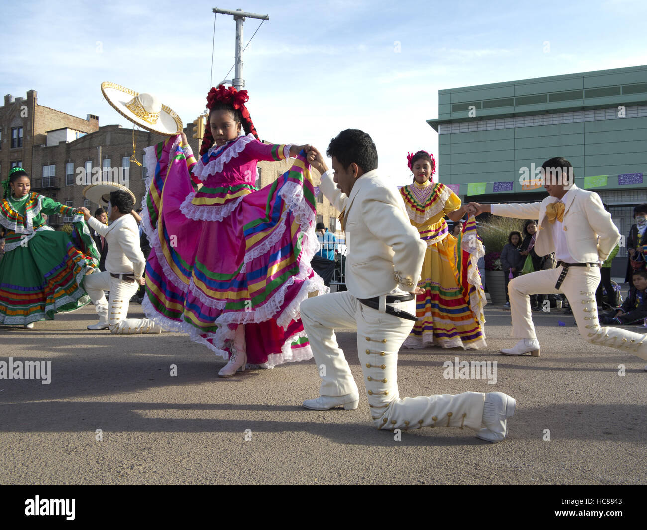Mexikanisch, folkloristische Tänzer der mexikanischen Hut Tanz am ersten Tag der Dead Festival, Brooklyn, NY, Oct.30, 2016. Stockfoto