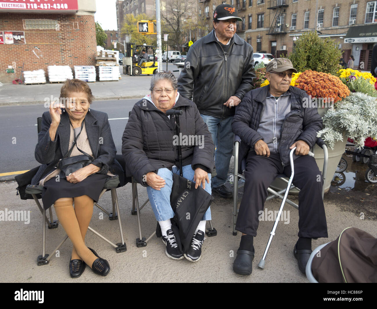 Mexikanische Senioren im ersten jährlichen Tag der toten Feier im Kensington Abschnitt von Brooklyn, New York am 30. Oktober 2016. Stockfoto