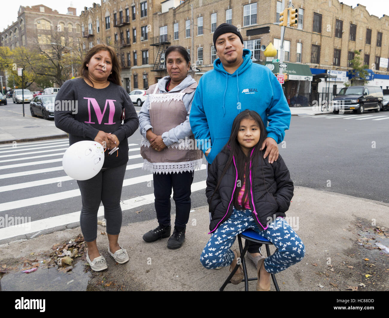 Drei Generationen der mexikanischen Familie am ersten jährlichen Tag der toten Feier im Kensington Abschnitt von Brooklyn, New York am 30. Oktober 2016. Stockfoto