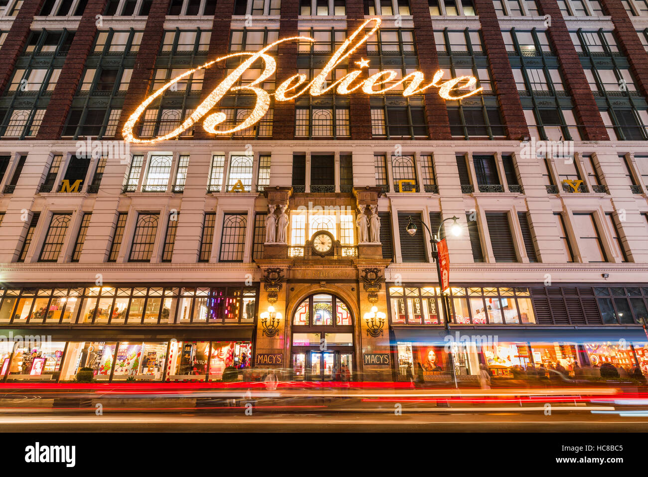 Macy's (Kaufhaus) mit Weihnachtsbeleuchtung und Urlaub-Fenster wird angezeigt. Midtown Manhattan, New York CIty Stockfoto