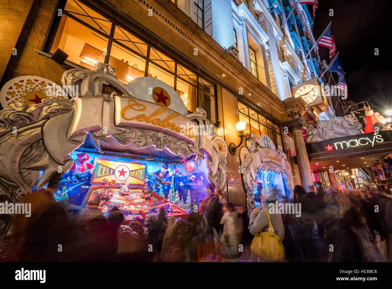 Macy's (Kaufhaus) mit Weihnachtsbeleuchtung und Urlaub-Fenster wird angezeigt. Midtown Manhattan, New York CIty Stockfoto
