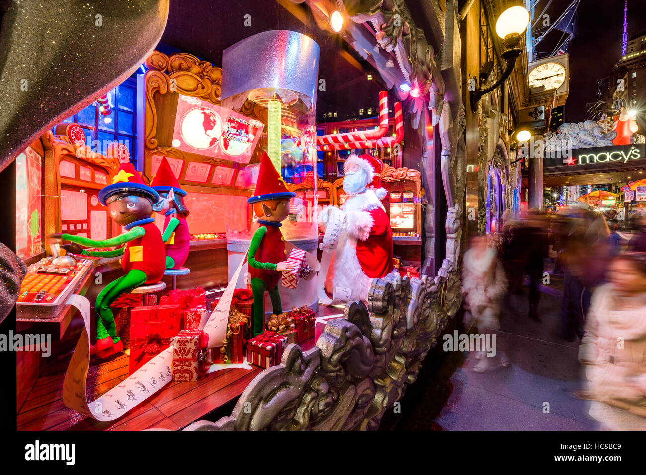 Macy's (Kaufhaus) mit Weihnachtsbeleuchtung und Urlaub-Fenster wird angezeigt. Midtown Manhattan, New York CIty Stockfoto