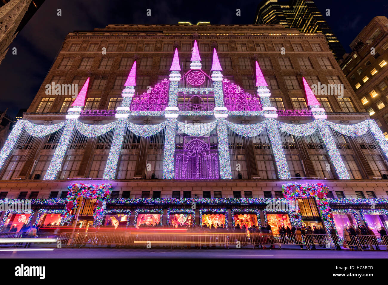 Saks Fifth Avenue mit Weihnachten Licht-Show und Urlaub Saison-Fenster wird angezeigt. 5th Avenue. Manhattan, Midtown in New York City Stockfoto