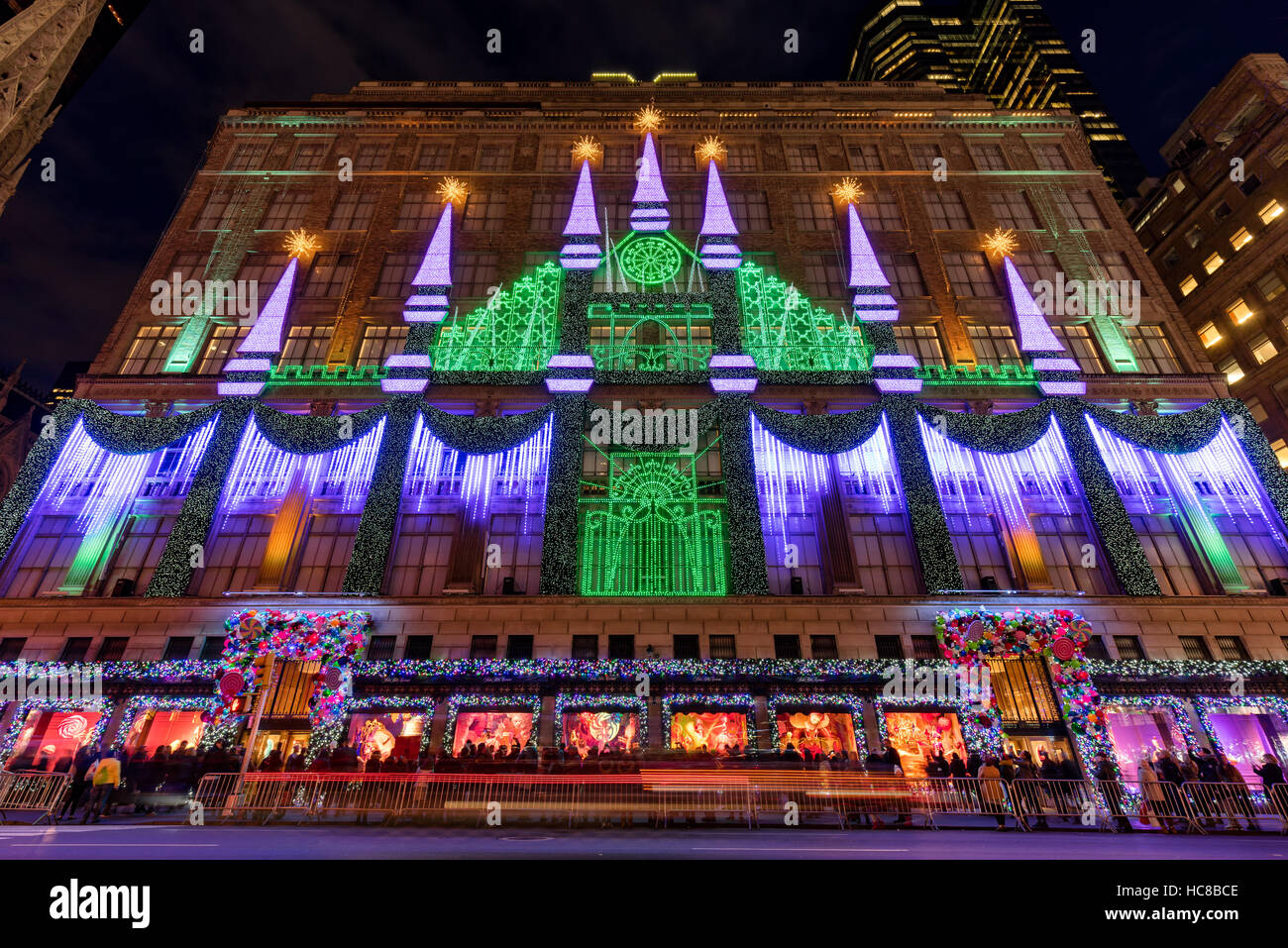 Saks Fifth Avenue mit Weihnachten Licht-Show und Urlaub Saison-Fenster wird angezeigt. 5th Avenue. Manhattan, Midtown in New York City Stockfoto