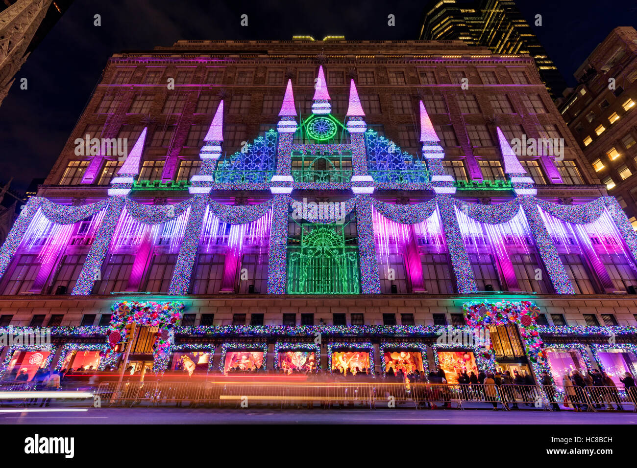 Saks Fifth Avenue mit Weihnachten Licht-Show und Urlaub Saison-Fenster wird angezeigt. 5th Avenue. Manhattan, Midtown in New York City Stockfoto