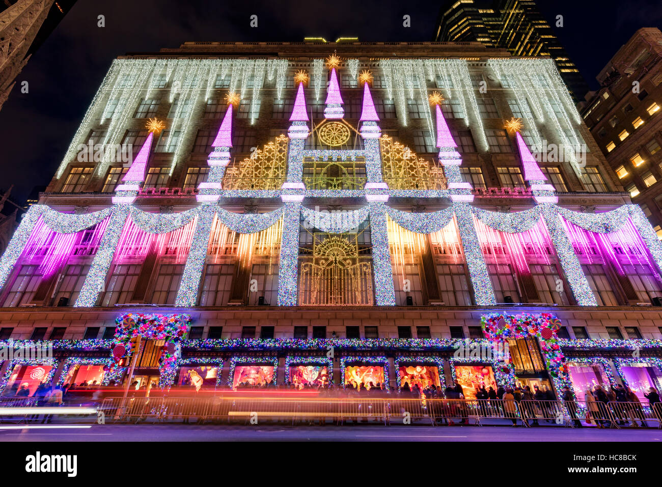 Saks Fifth Avenue mit Weihnachten Licht-Show und Urlaub Saison-Fenster wird angezeigt. 5th Avenue. Manhattan, Midtown in New York City Stockfoto