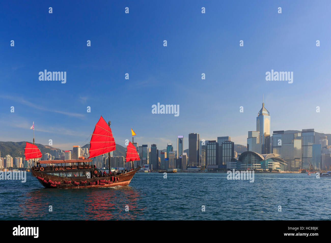 Die berühmten Victoria Harbour mit einem roten Besucher versenden unten in Hongkong Stockfoto