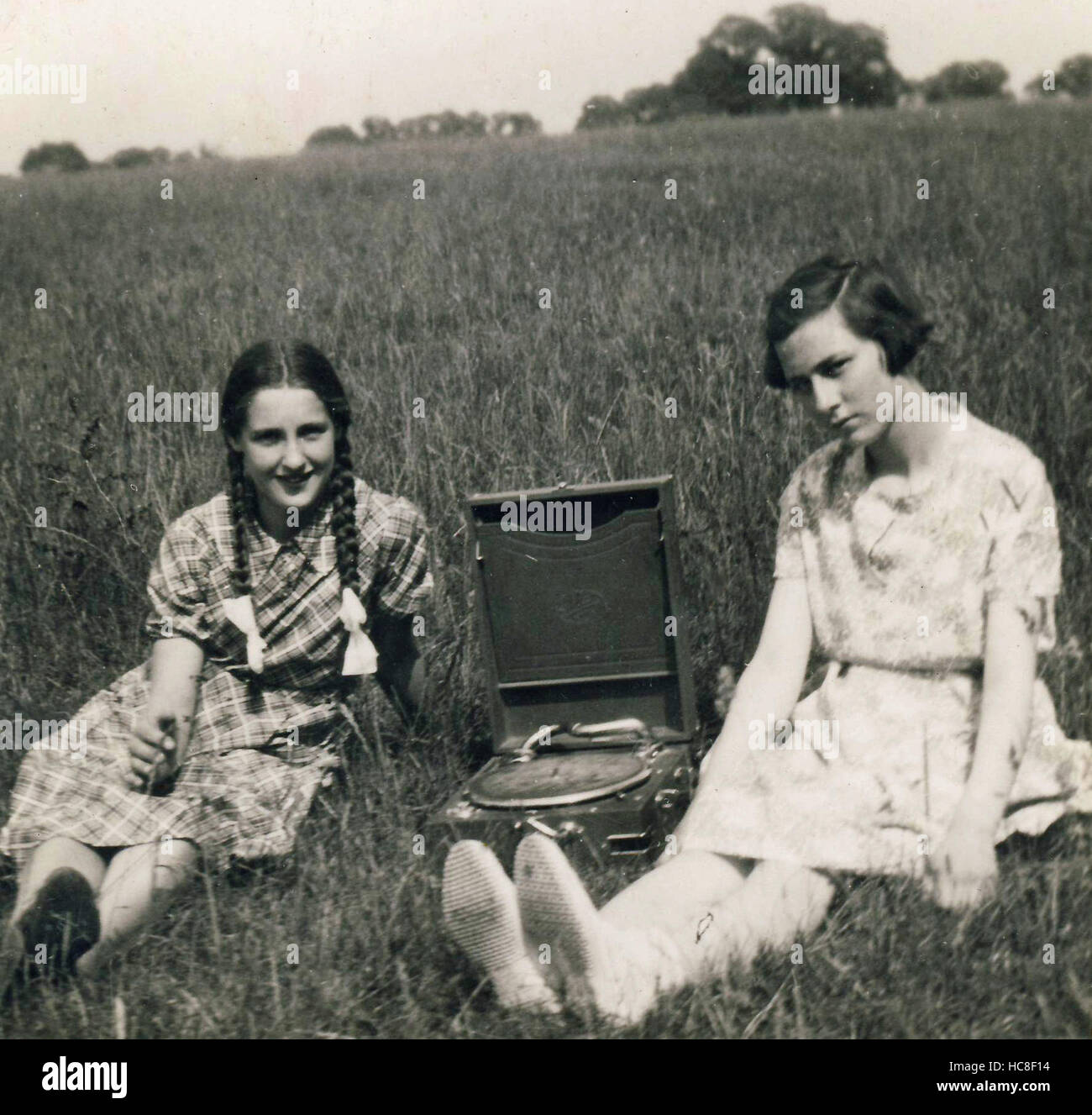 Historisches Archiv Bild zweier junger Frauen mit Grammophon / Rekord-Spieler im Feld c1930s Stockfoto