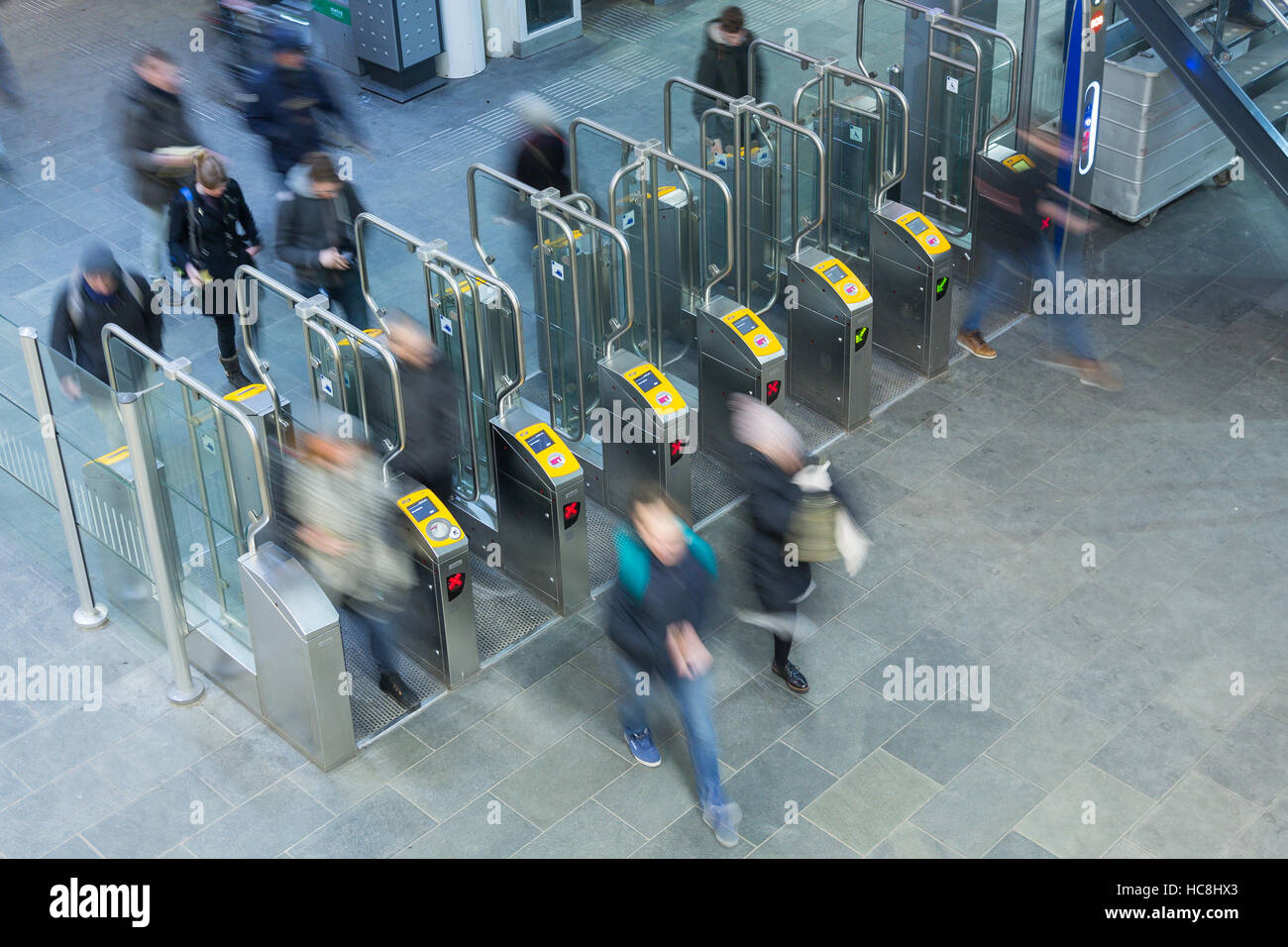 Ticket-Tor am Eingang des Bahnhofs mit unscharfen Passagiere Stockfoto