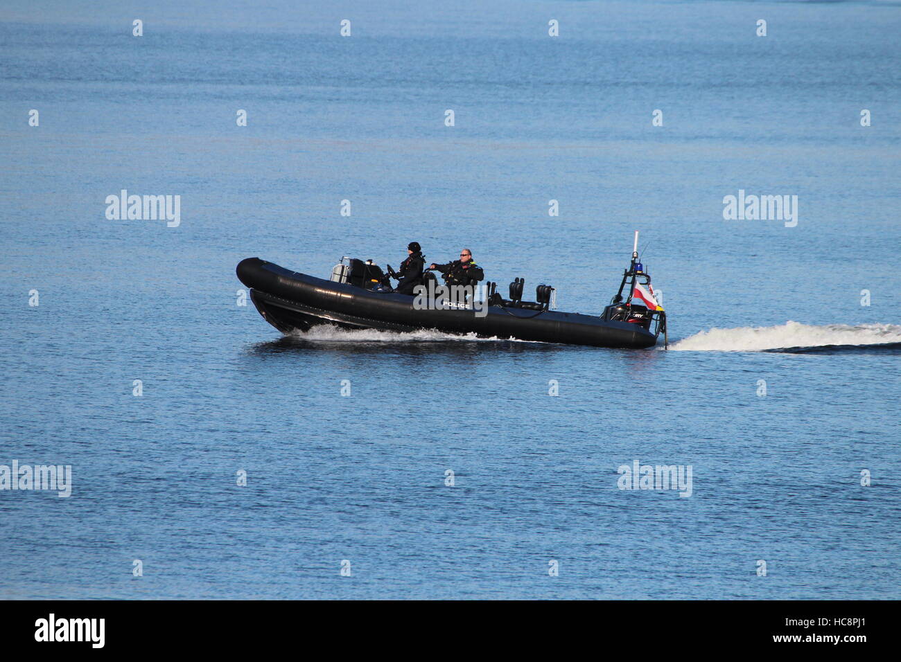 Ein Ministerium der Verteidigung Polizei RHIB (oder RIB) bietet Begleitung und Überwachung Aufgaben während der Übung Joint Warrior 16-2. Stockfoto