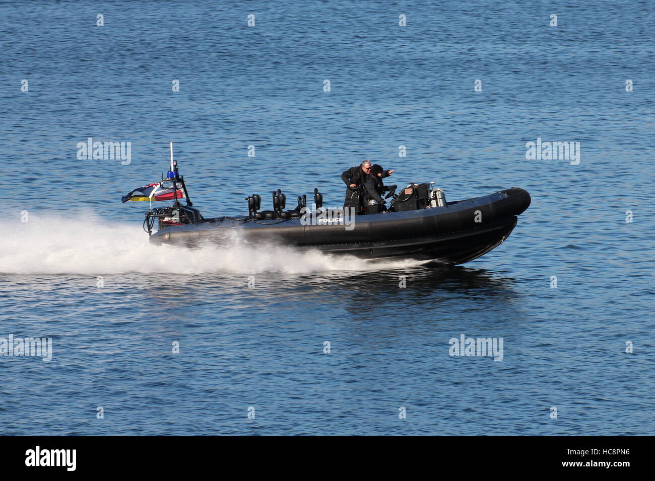 Ein Ministerium der Verteidigung Polizei RHIB (oder RIB) bietet Begleitung und Überwachung Aufgaben während der Übung Joint Warrior 16-2. Stockfoto