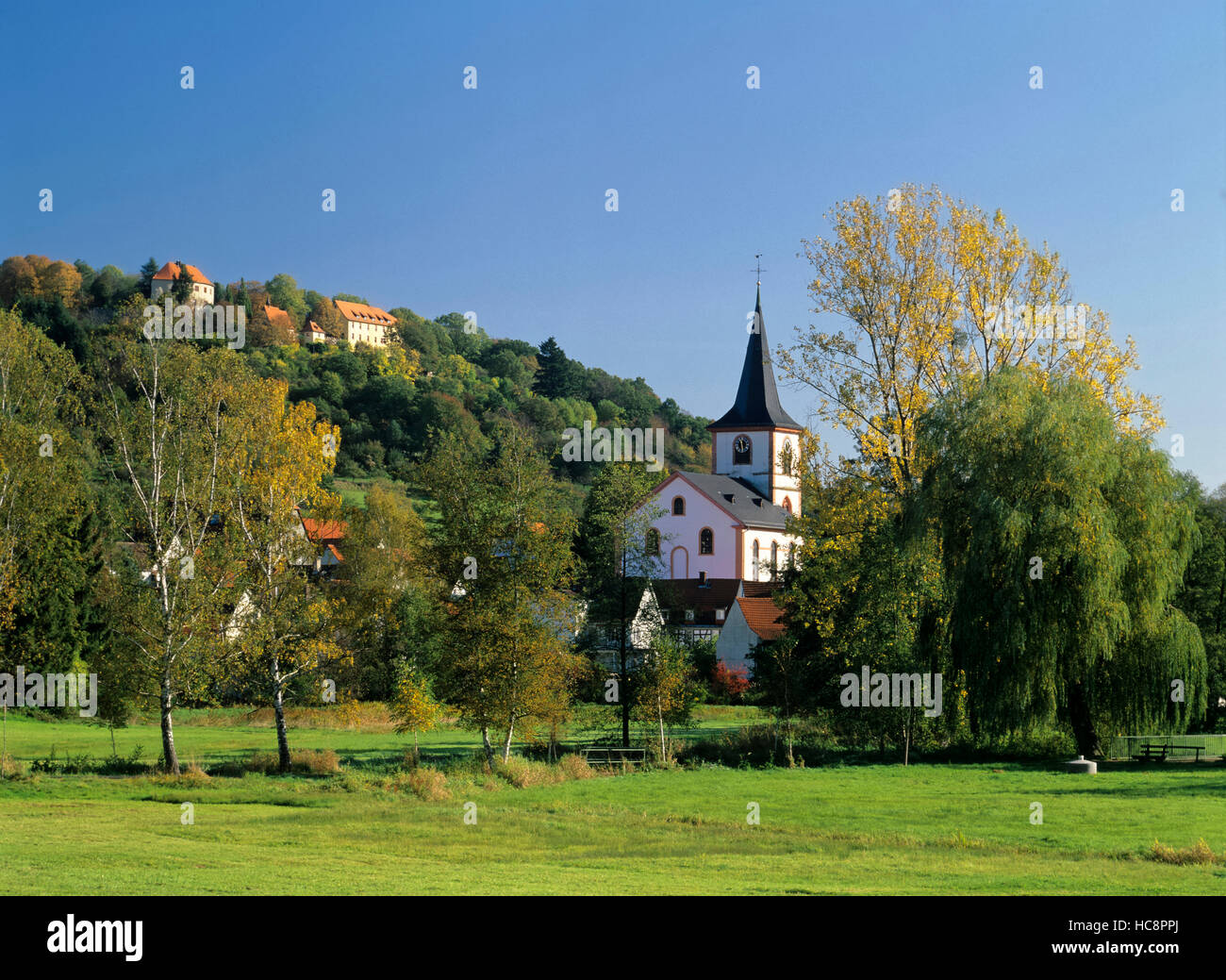 Reichelsheim mit Michaels - Kirche und Reichenberg - Schloss, Odenwald, Hessen, Deutschland Stockfoto