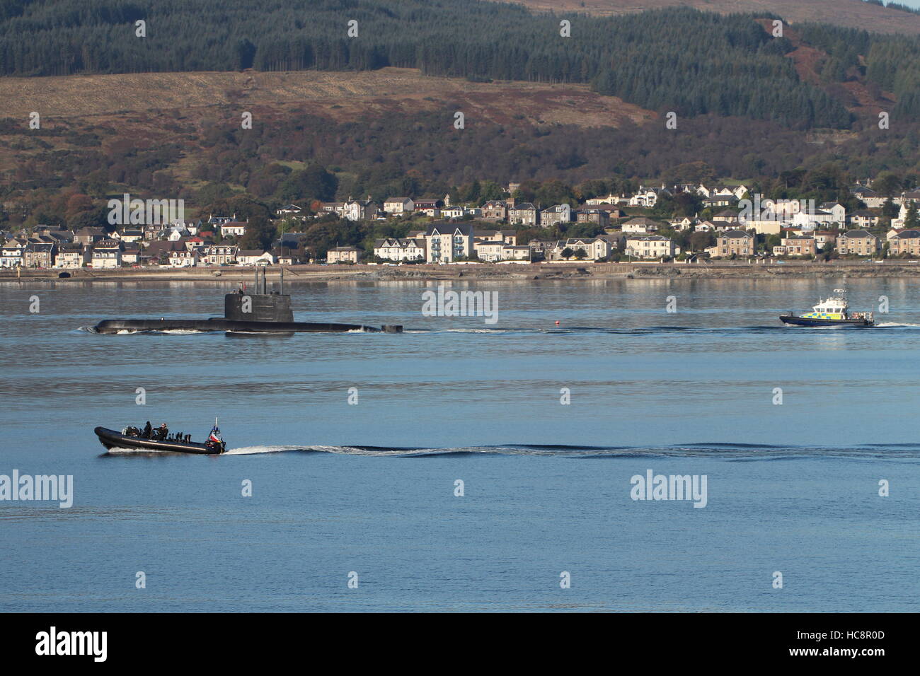 KNM Utsira (S301), einem Ula-Klasse u-Boot der norwegischen Marine, wird von der britischen Ministerium für Verteidigung Polizei eskortiert. Stockfoto