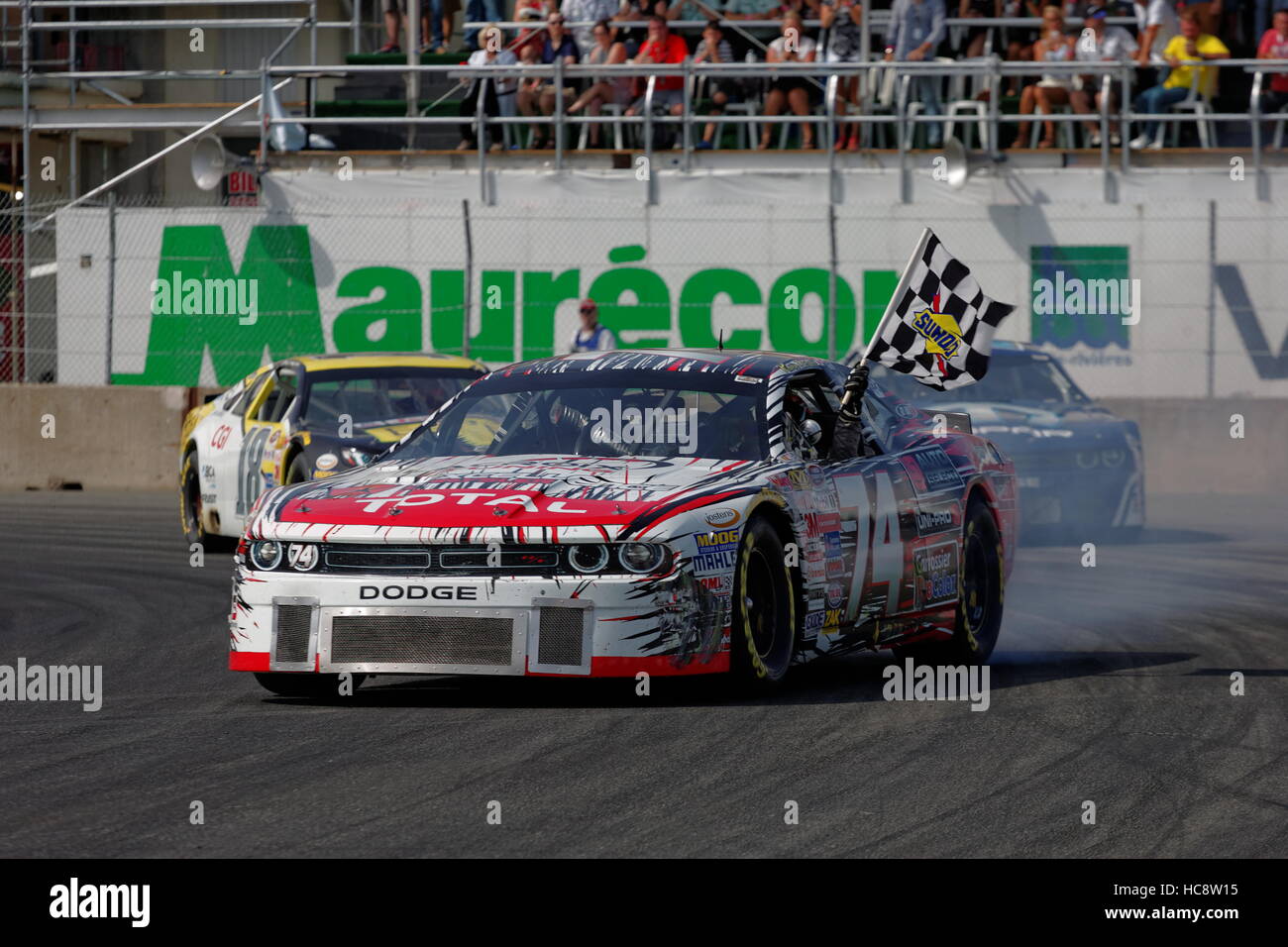 Kevin Lacroix von Eustache, Quebec mit dem Chekered-Flag der JuliaWine.com 50 Touren von der NASCAR Canadian tire Serie gehalten während der GP3R Stockfoto