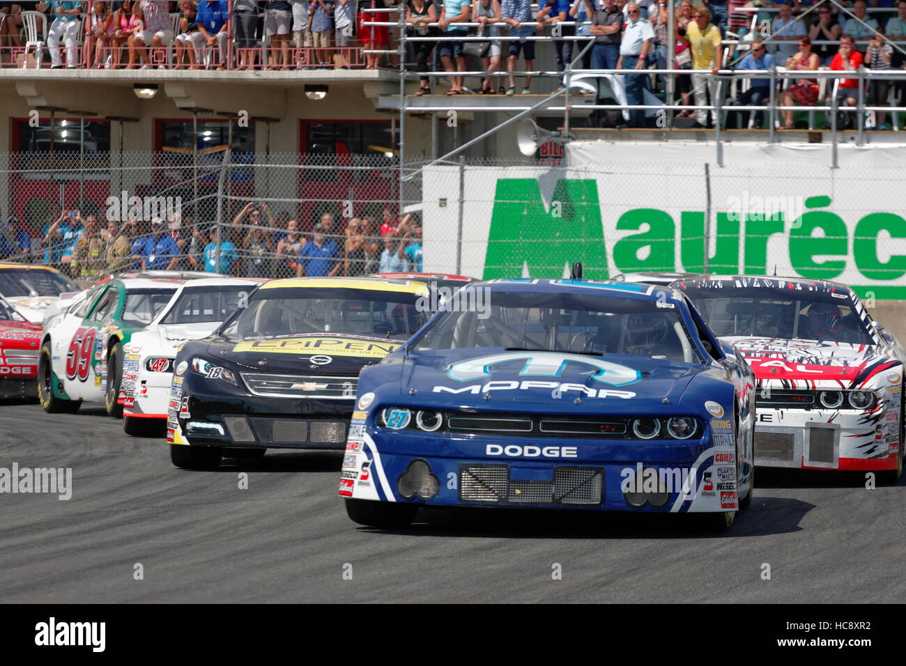 Andrew Ranger im Autonummer 27 und Kevin Lacroix im Wagen 74 in Runde 1 der JuliaWine.com 50 Touren von NASCAR Canadian Reifen Serie statt dur Stockfoto