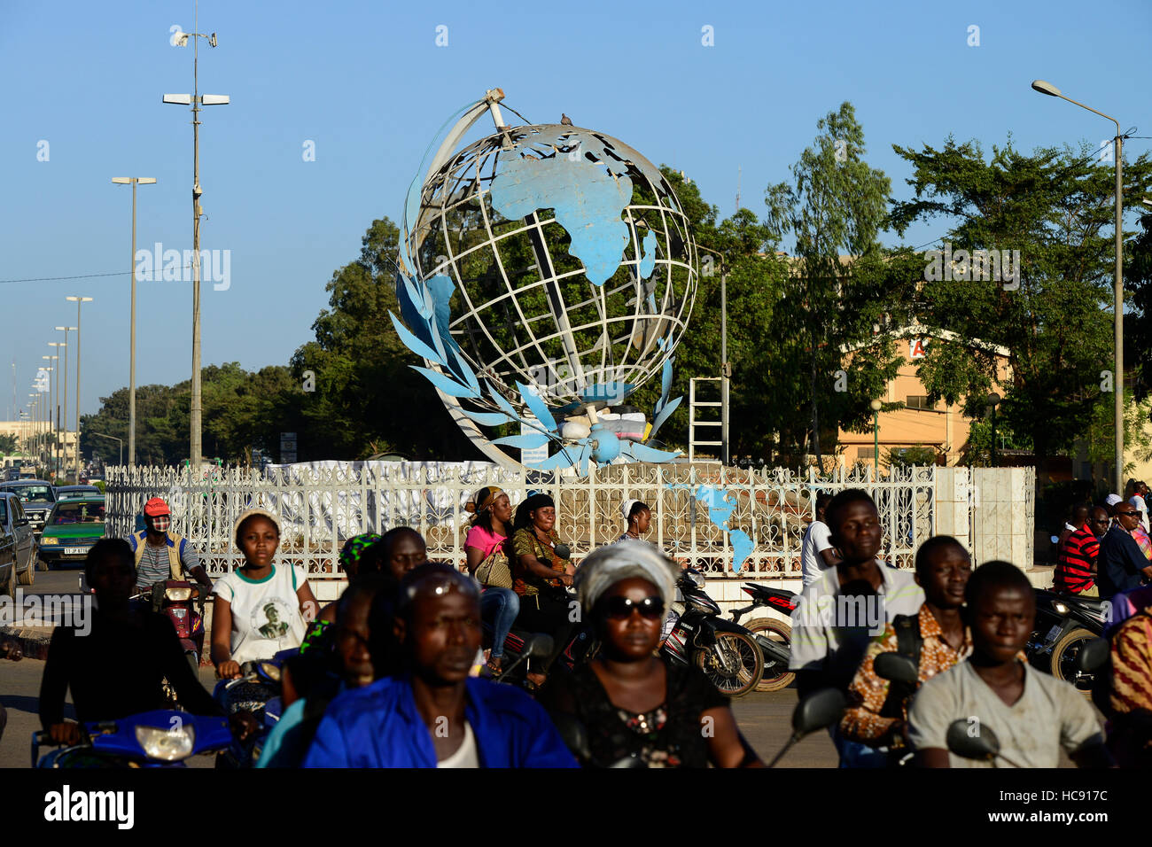 BURKINA FASO, Hauptstadt Ouagadougou, Verkehr, Kreisverkehr mit der ganzen Welt das Symbol des UN / Kreisverkehr Mit Dem Globus, Dem Symbol der UN Stockfoto