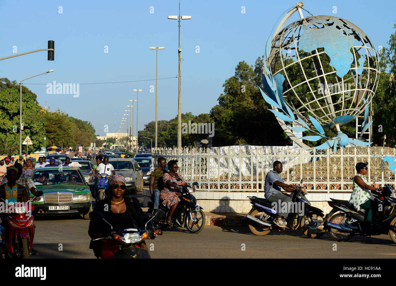 BURKINA FASO, Hauptstadt Ouagadougou, Verkehr, Kreisverkehr mit der ganzen Welt das Symbol des UN / Kreisverkehr Mit Dem Globus, Dem Symbol der UN Stockfoto