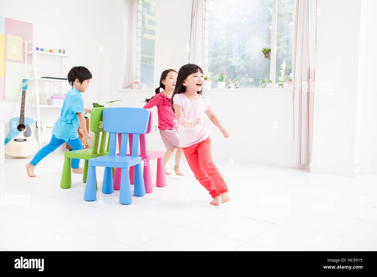 Lächelnde Kinder Spaß im Innenbereich Stockfoto