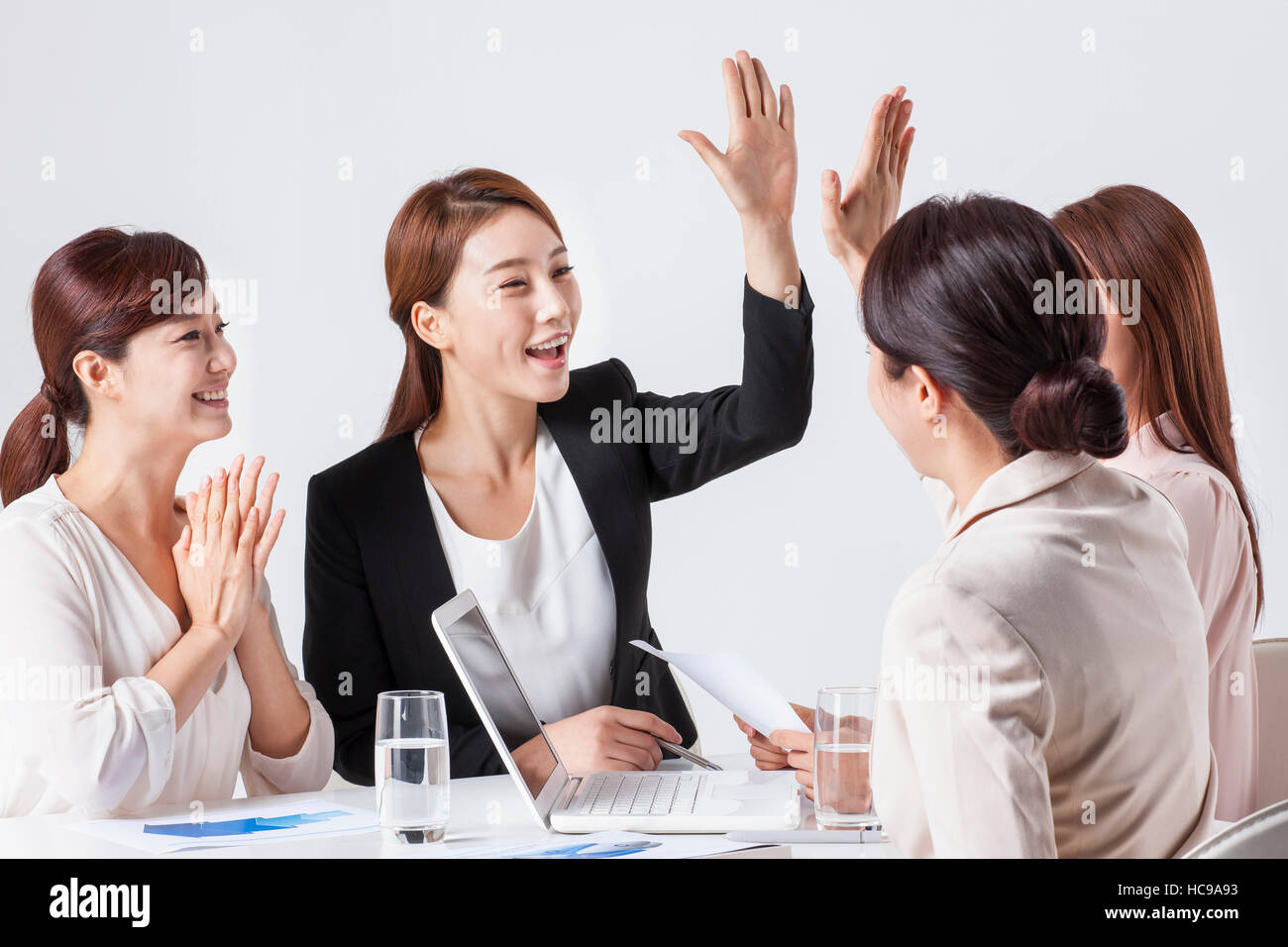 Porträt von vier Geschäftsfrauen mit einem Treffen Stockfoto