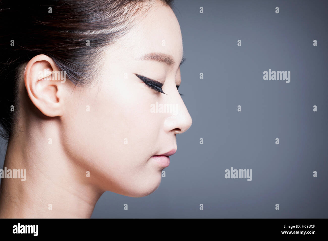 Seitenansicht der Frau das Gesicht in schwarzen Eyeliner, die Augen  schließen Stockfotografie - Alamy