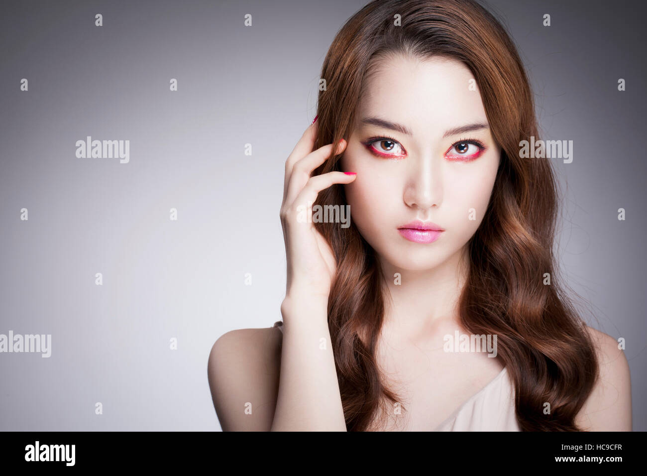 Porträt der jungen Koreanerin in red Eye Liner posiert Stockfoto