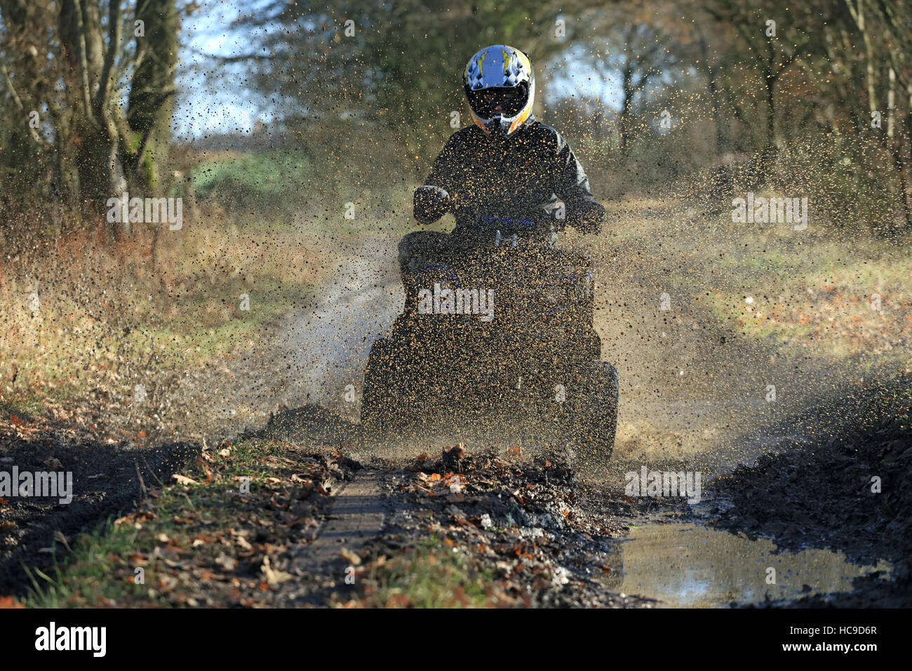 Quadfahren auf Ackerland Weg, englische Landschaft, UK Stockfoto