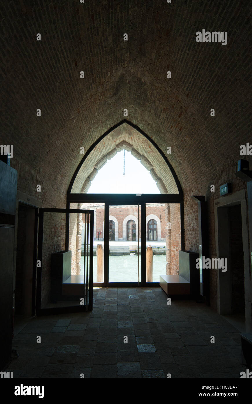 Architektonische Moderne Brick Arch Interior genommen in das Arsenal in Venedig, Italien Stockfoto