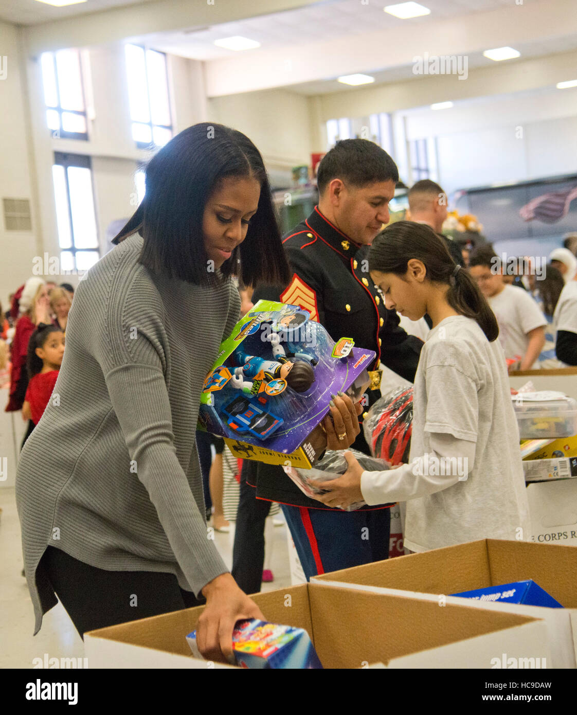 Washington, DC, 7. Dezember 2016, USA: First Lady Michelle Obama besucht Joint Base Anacostia-Bolling wo sie bei der Verteilung von Spielzeug hilft und Stockfoto