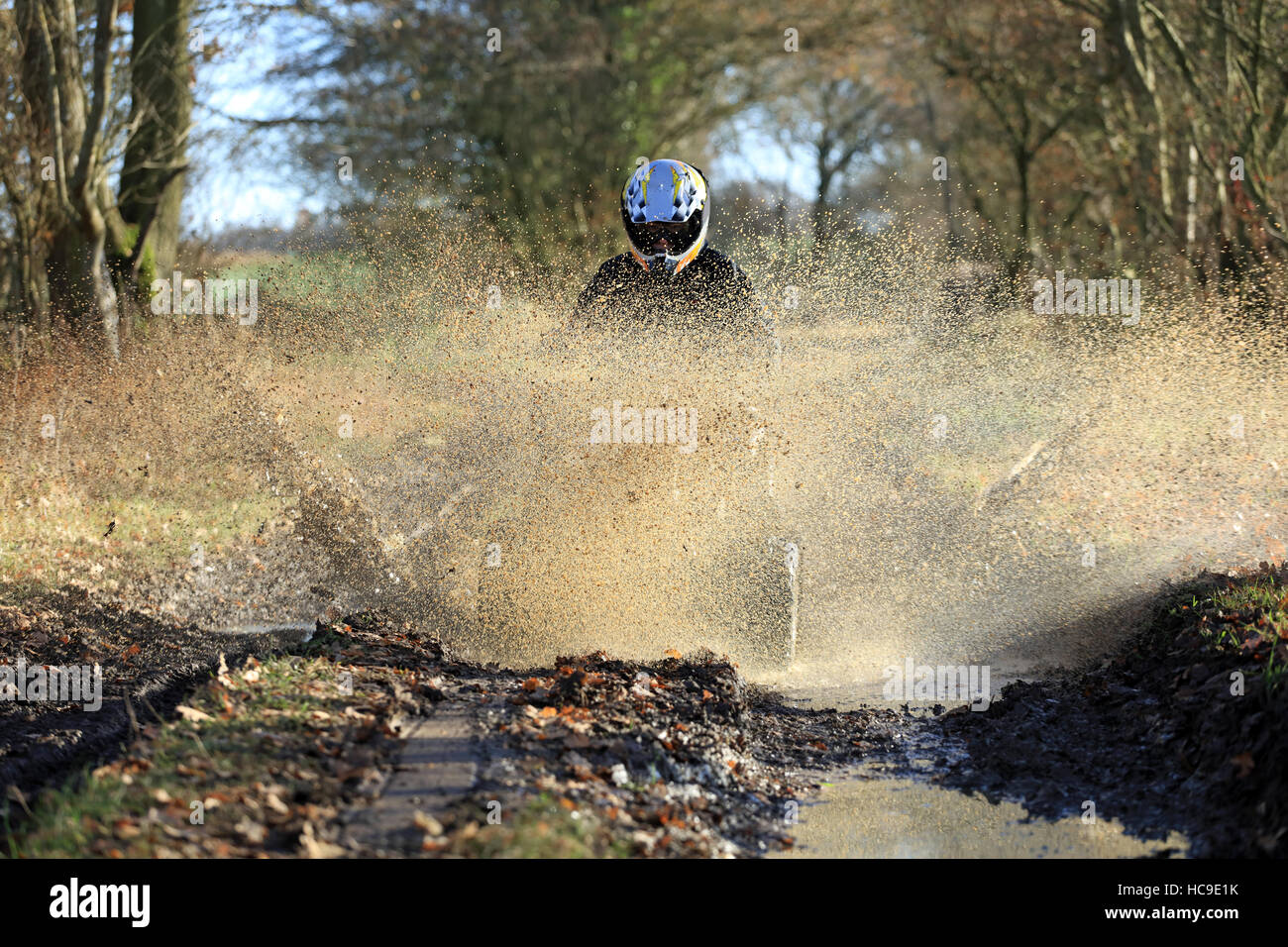 Quadfahren auf schlammigen Feldweg, englische Landschaft, UK Stockfoto