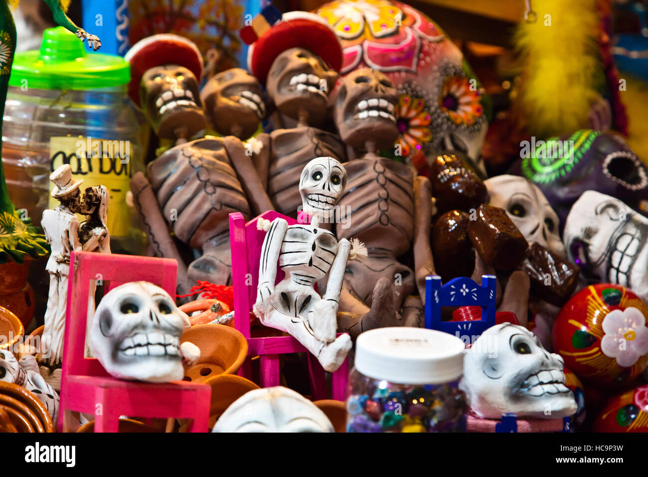 Tag der Toten Dekoration für Verkauf in der großen Markthalle in HIDALGO - GUANAJUATO, Mexiko Stockfoto