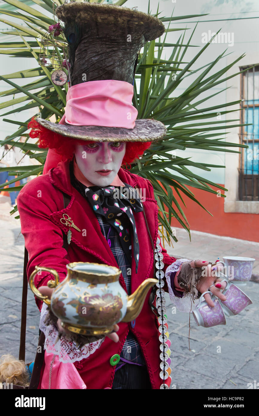 Eine Straße Darsteller verkleidet als THE MAD HATTER der ALICE IN WONDERLAND während des Cervantino-Festivals - GUANAJUATO, Mexiko Stockfoto