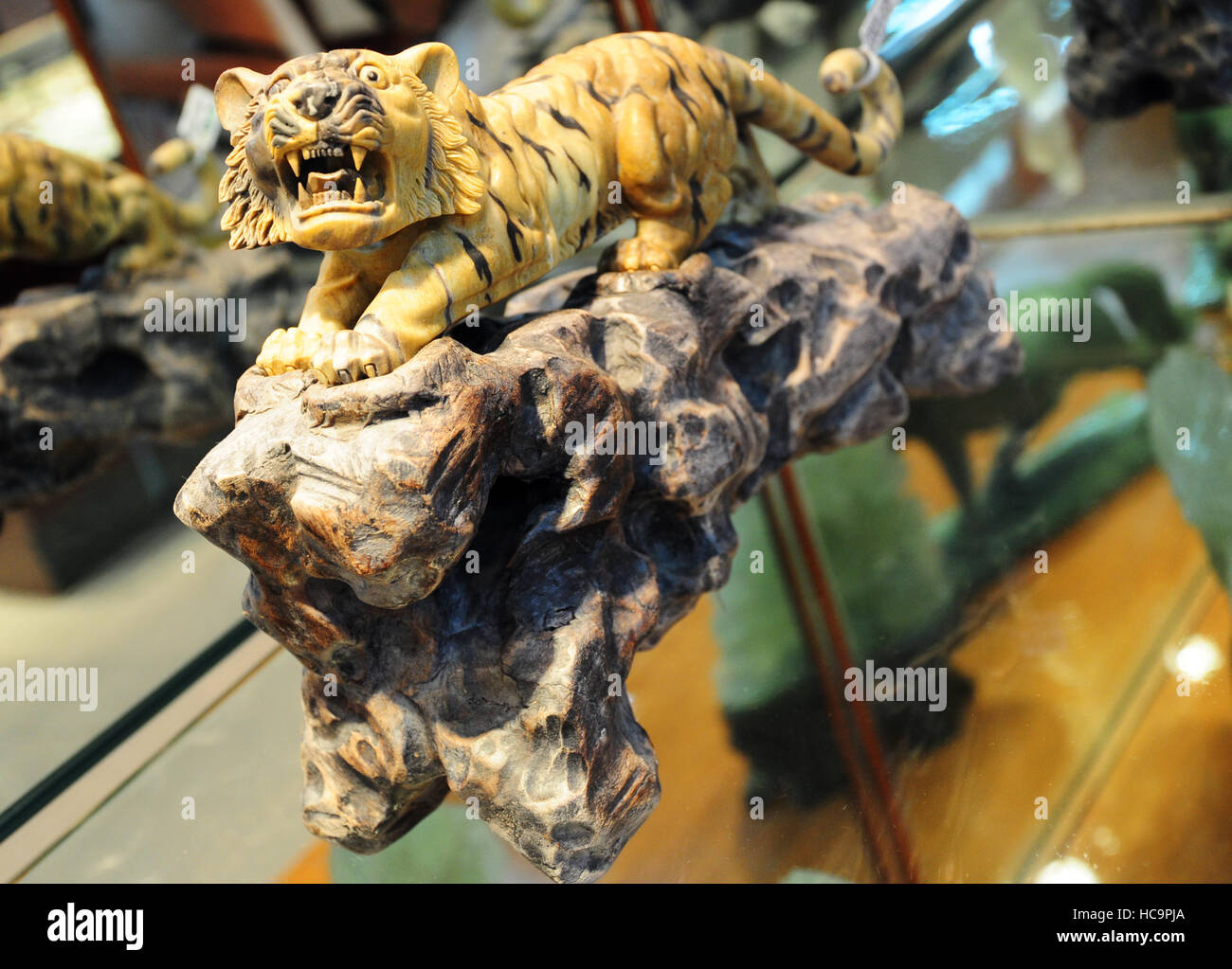 Ein jade Carving eines Tigers thront in einem Felsen in Peking, China. Stockfoto