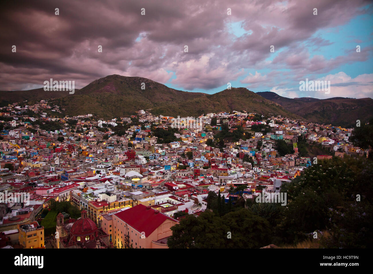 Guanajuato leuchtet in der Dämmerung aus den Städten übersehen - GUANAJUATO, Mexiko Stockfoto