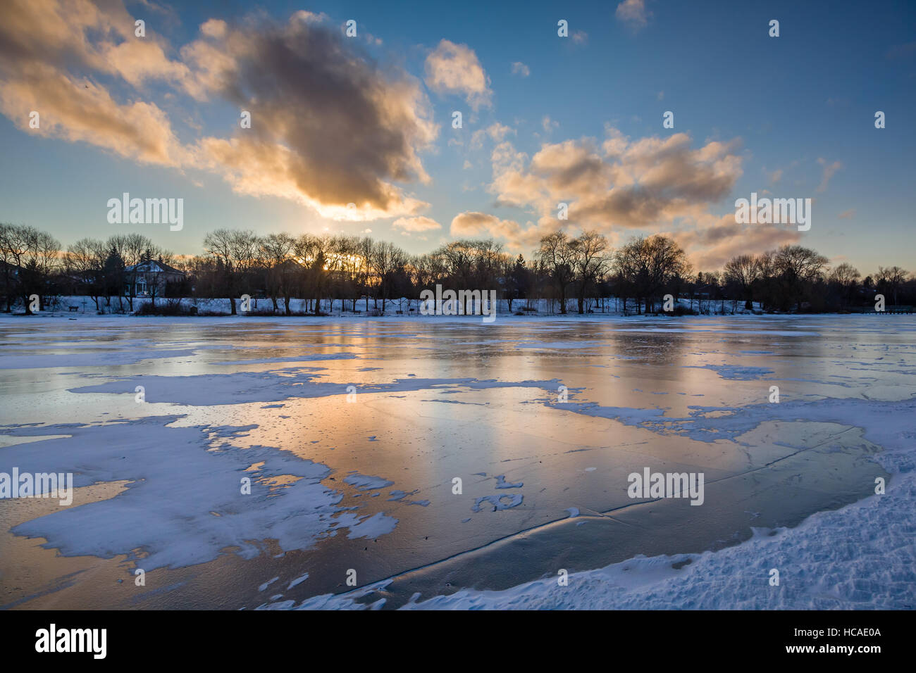 Sonnenuntergang auf einem zugefrorenen Teich Toogood in Unionville, Ontario Stockfoto