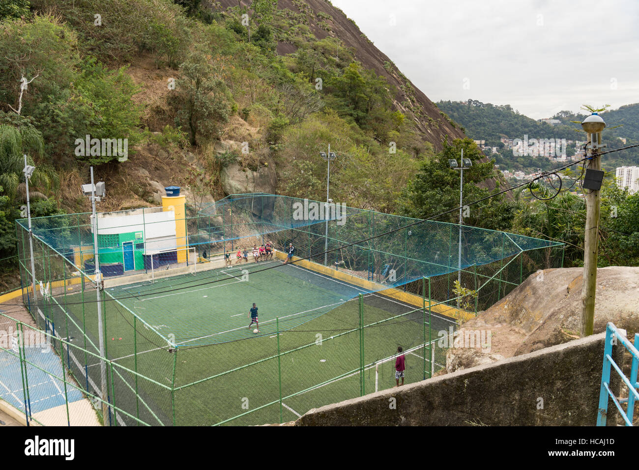 Kinder spielen Fußball in einer Gemeinschaft Sport in der Favela Santa Marta in Rio De Janeiro, Brasilien. Stockfoto