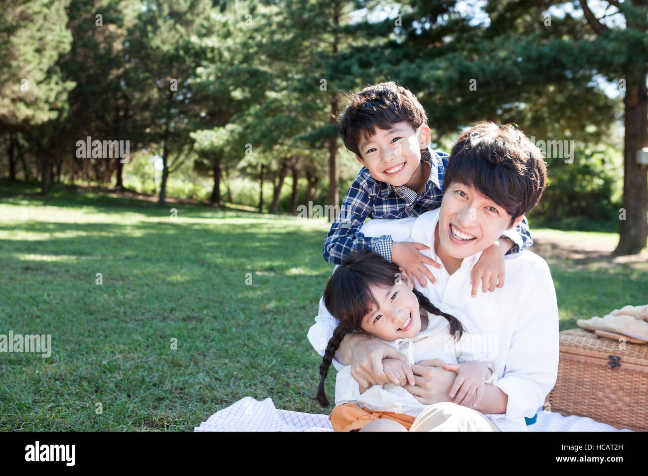 Lächelnd, Vater, Sohn und Tochter posiert im freien Stockfoto