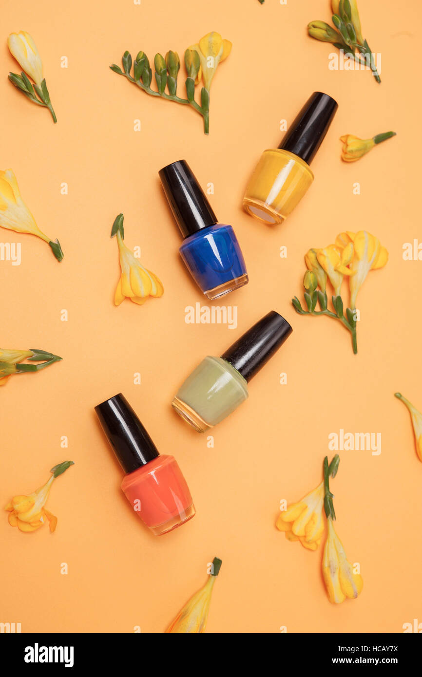 Verschiedene Nagellacke mit Blumen Stockfoto