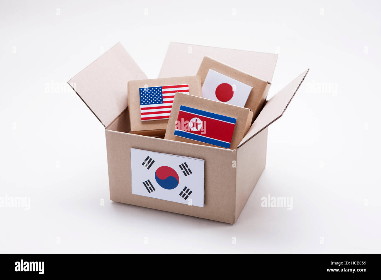 Boxen mit Nationalflaggen in eine große Kiste mit koreanische Flagge Stockfoto
