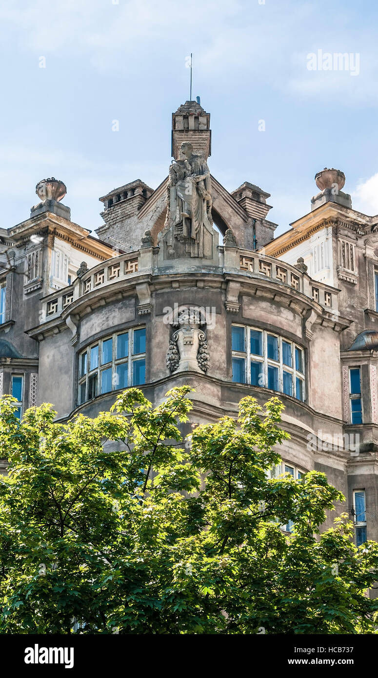 Fassade eines alten Gebäudes mit Skulptur Stockfoto
