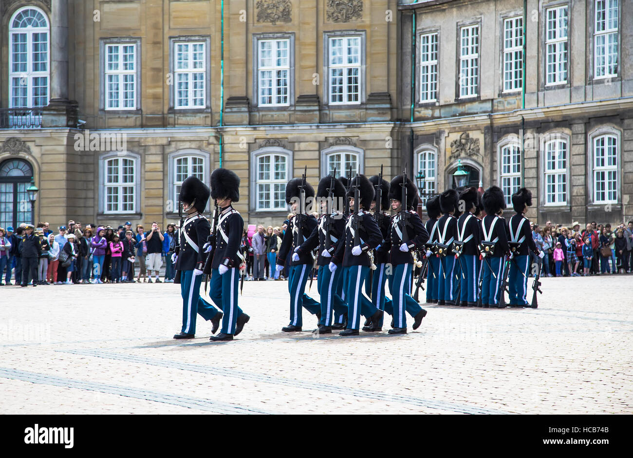 Änderung der Wachablösung vor dem königlichen Palast in Kopenhagen. Dänemark in Kopenhagen am 14. august 2013. Stockfoto