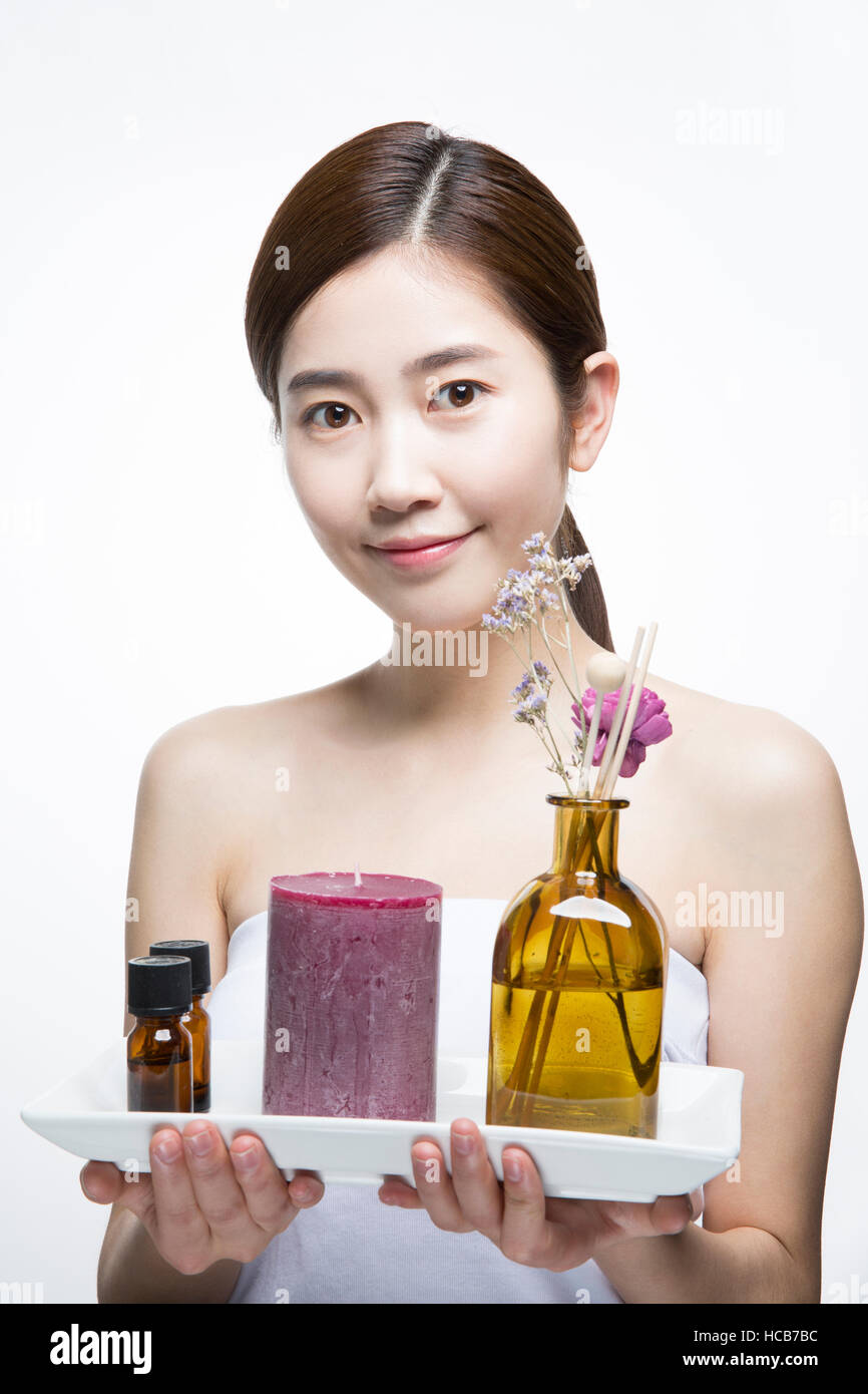Porträt der jungen Frau mit ätherischen Aromaöl, Kerze und Diffusor Stockfoto